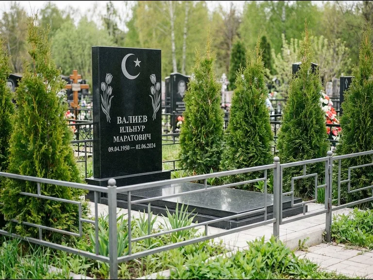 Памятник с гравировкой полумесяца — гравировка полумесяца со звездой и тюльпанами по бокам, работа «Валиев» в Магнитогорске
