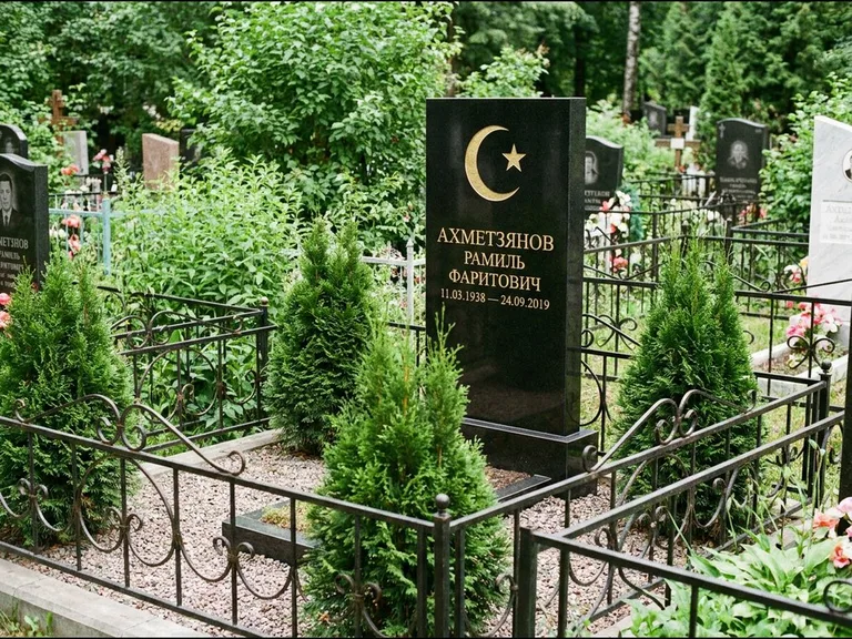 Памятник с гравировкой полумесяца — золочёная гравировка полумесяца со звездой в верхней части с, работа «Ахметзянов» в Магнитогорске