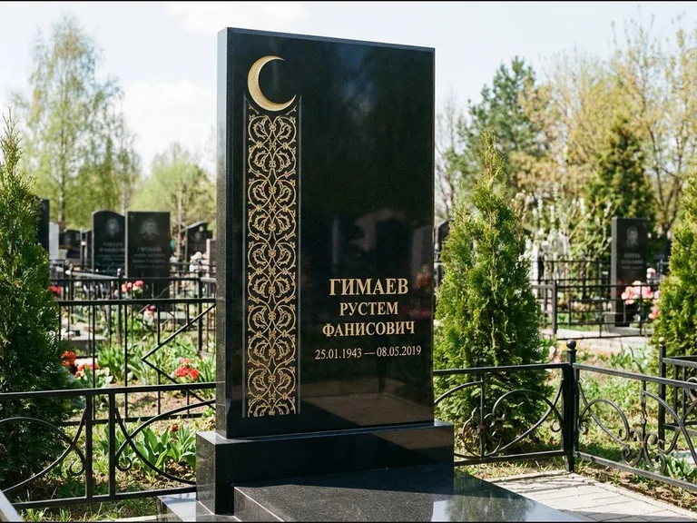 Памятник с гравировкой полумесяца — золочёный полумесяц и колонна растительного орнамента-ислими, работа «Гимаев» в Магнитогорске