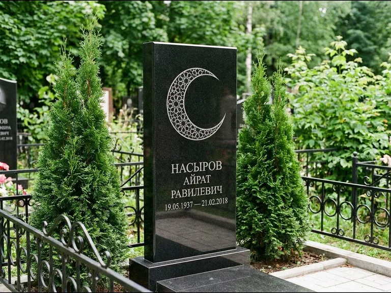 Памятник с гравировкой полумесяца — гравировка полумесяца в геометрическом орнаменте-гирихе, работа «Насыров» в Магнитогорске