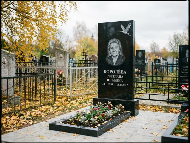 Памятник с гравировкой журавлей — белая гравировка клина журавлей, уходящего в верхний угол ст, работа «Королёва» в Магнитогорске
