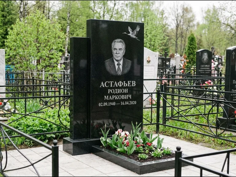 Памятник с гравировкой журавлей — гравировка одиночного летящего журавля над портретом, работа «Астафьев» в Магнитогорске