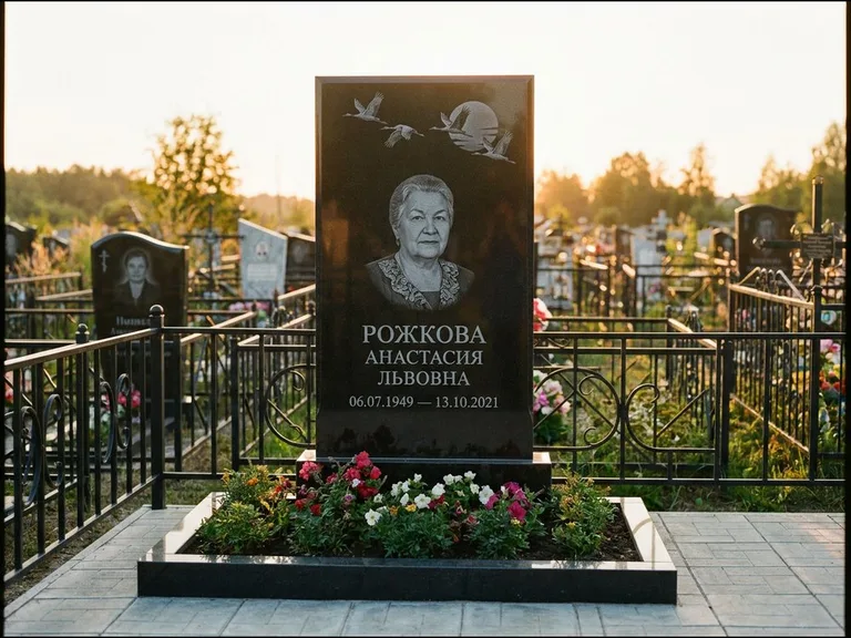 Памятник с гравировкой журавлей — гравировка клина журавлей на фоне солнечного диска, работа «Рожкова» в Магнитогорске