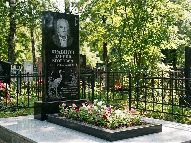 Памятник с гравировкой журавлей — гравировка журавля у камышей рядом с эпитафией, работа «Кравцов» в Магнитогорске