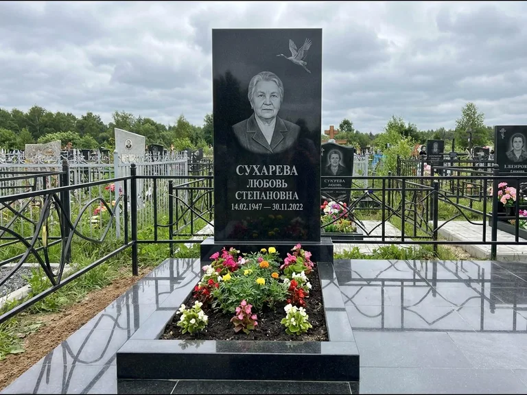 Памятник с гравировкой журавлей — гравировка одиночного летящего журавля над портретом, работа «Сухарева» в Магнитогорске