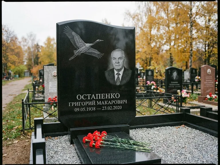Памятник с гравировкой журавлей — гравировка журавлей, работа «Остапенко» в Магнитогорске