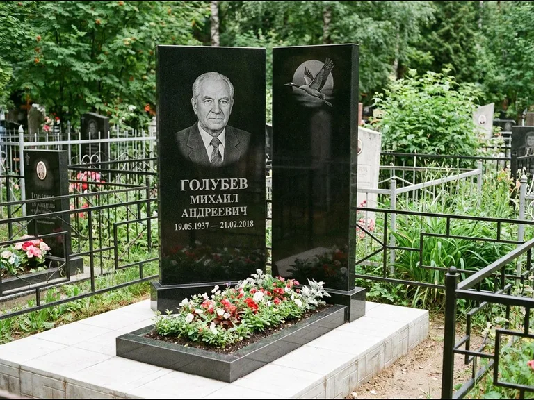 Памятник с гравировкой журавлей — гравировка клина журавлей на фоне солнечного диска, работа «Голубев» в Магнитогорске