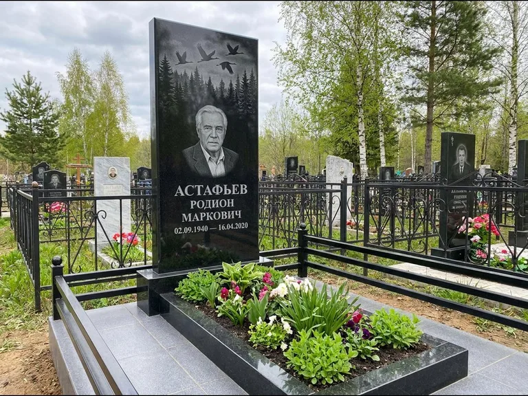 Памятник с гравировкой журавлей — гравировка силуэтов журавлей над еловым лесом, работа «Астафьев» в Магнитогорске