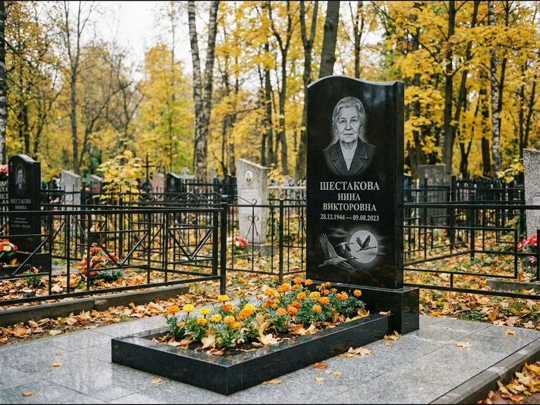 Памятник с гравировкой журавлей — гравировка клина журавлей на фоне солнечного диска, работа «Шестакова» в Магнитогорске