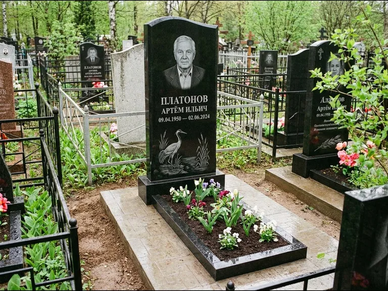 Памятник с гравировкой журавлей — гравировка журавля у камышей рядом с эпитафией, работа «Платонов» в Магнитогорске