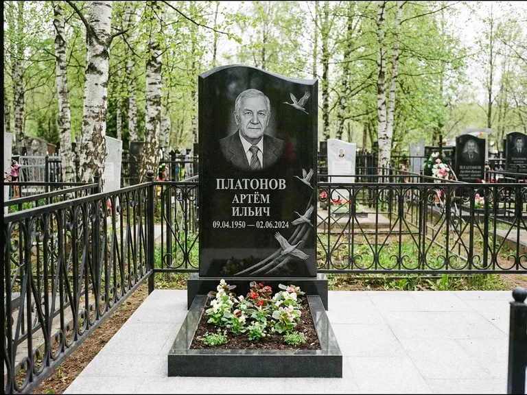 Памятник с гравировкой журавлей — гравировка трёх журавлей по диагонали через свободное поле с, работа «Платонов» в Магнитогорске