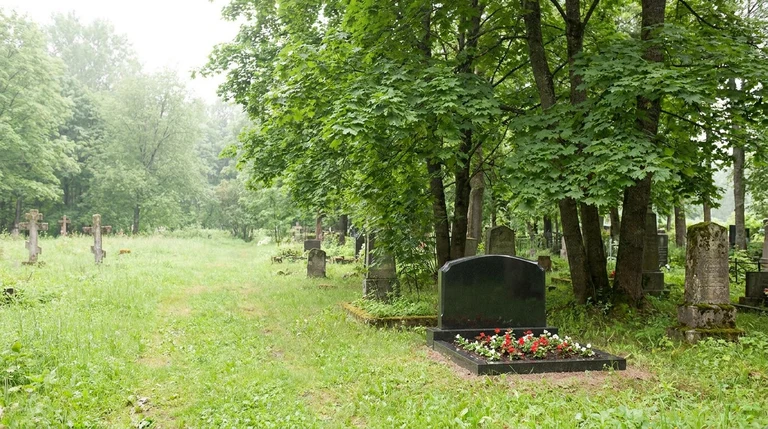 Гранитный памятник на Городском кладбище № 3 в Туле на Новомосковском шоссе