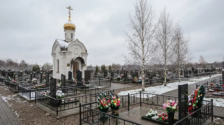 Мастер мастерской «Мастер Каменев» полирует гранитную стелу в цехе