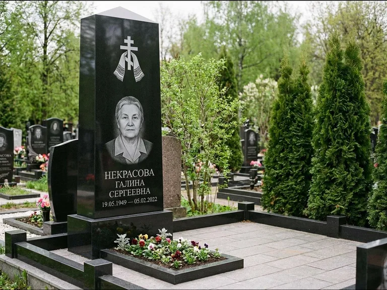 Памятник из чёрного гранита — стела-пилон с ажурным резным крестом, работа «Ерофеева» в Магнитогорске