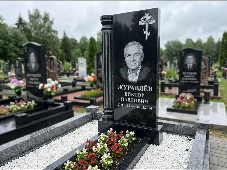 Памятник из чёрного гранита — семейный мемориал из двух стел с крестом с рушником, работа «Гущин» в Магнитогорске