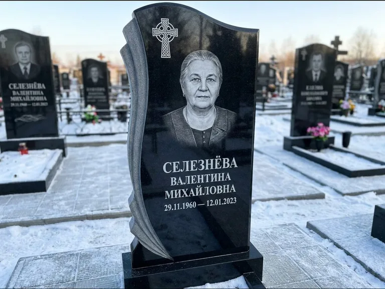 Памятник из чёрного гранита — восьмигранный обелиск с кельтским крестом, работа «Некрасова» в Магнитогорске