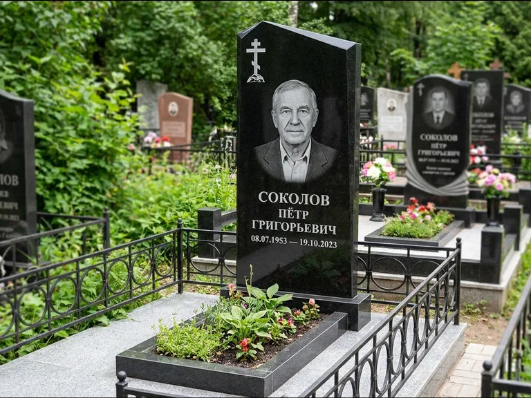 Памятник из чёрного гранита — полукруглая стела с крестом на Голгофе, работа «Журавлёв» в Магнитогорске