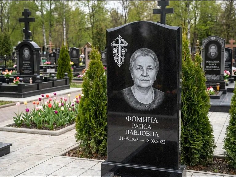 Памятник из чёрного гранита — двухцветная стела с крестом с распятием, работа «Одинцова» в Магнитогорске