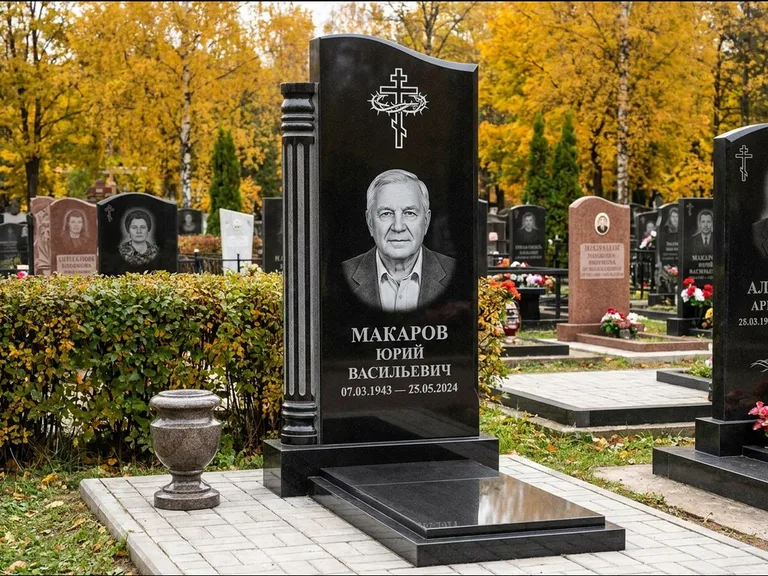 Памятник из чёрного гранита — асимметричная стела с крестом с рушником, работа «Панкратов» в Магнитогорске
