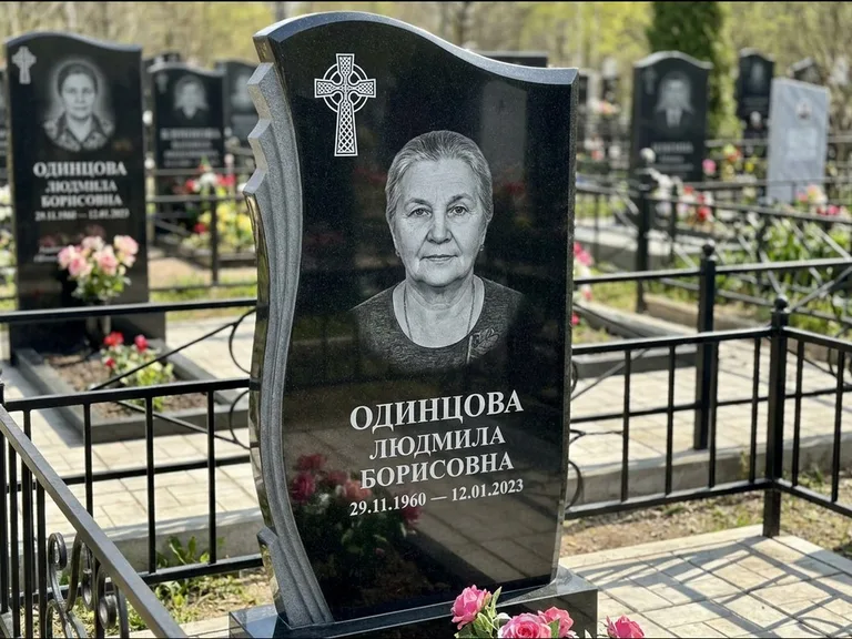 Памятник из чёрного гранита — стела с портретным овалом с кельтским крестом, работа «Савельева» в Магнитогорске