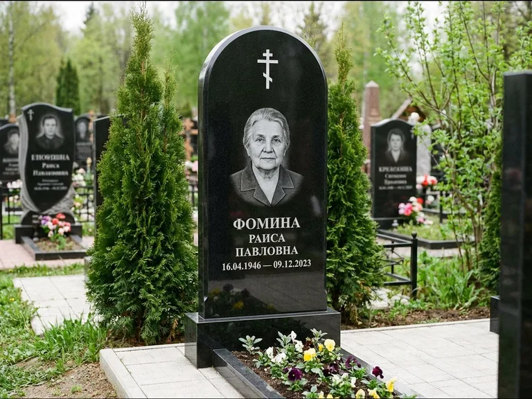 Памятник из чёрного гранита — вертикальная стела с латинским крестом, работа «Некрасова» в Магнитогорске