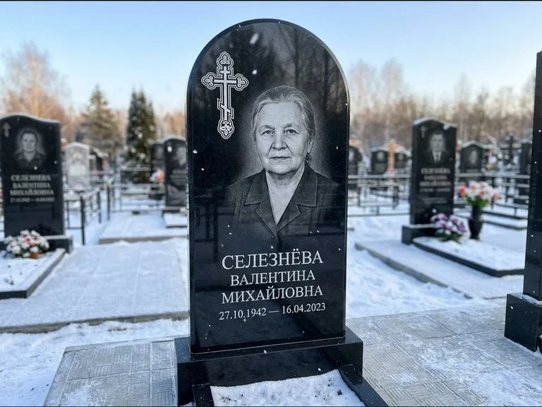 Памятник из чёрного гранита — массивная стела с крестом в лучах с крестом в лучах, работа «Одинцова» в Магнитогорске