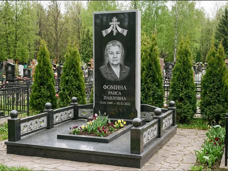 Памятник из чёрного гранита — семейный мемориал с ажурным резным крестом, работа «Мельникова» в Магнитогорске