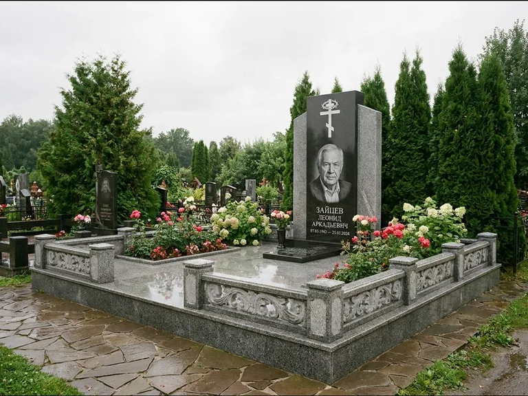 Памятник из чёрного гранита — стела с двумя портретами с крестом с рушником, работа «Богданов» в Магнитогорске