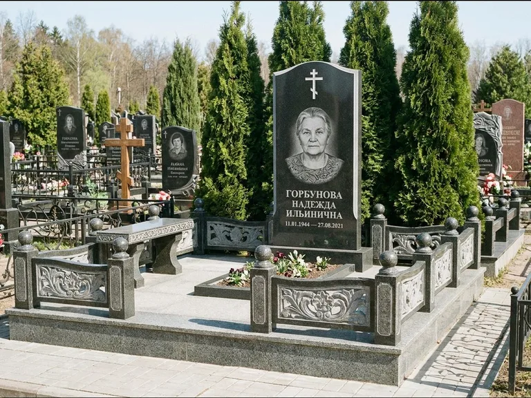 Памятник из чёрного гранита — стела с золочёным крестом с крестом с терновым венцом, работа «Селезнёва» в Магнитогорске