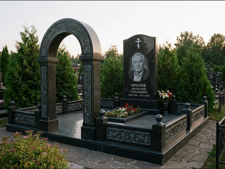 Памятник из чёрного гранита — высокая стела с процветшим крестом с православным восьмиконечным крестом, работа «Панкратов» в Магнитогорске