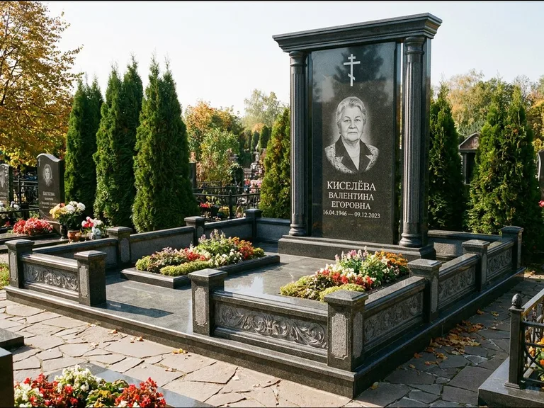 Памятник из чёрного гранита — стела с кельтским крестом с латинским крестом, работа «Ерофеева» в Магнитогорске