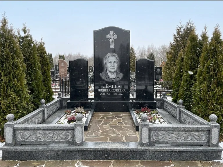 Памятник из чёрного гранита — стела с крестом и ветвью с кельтским крестом, работа «Лаврентьева» в Магнитогорске