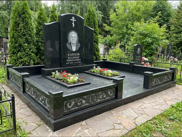 Памятник из чёрного гранита — двойная семейная стела с крестом на Голгофе, работа «Тихонов» в Магнитогорске