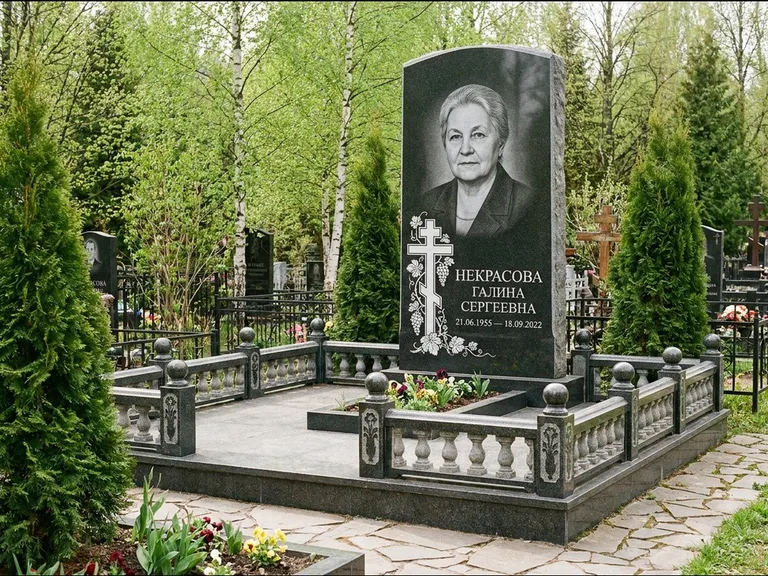 Памятник из чёрного гранита — стела с крестом и книгой с крестом с распятием, работа «Савельева» в Магнитогорске