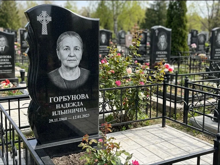 Памятник из чёрного гранита — высокий обелиск с кельтским крестом, работа «Одинцова» в Магнитогорске