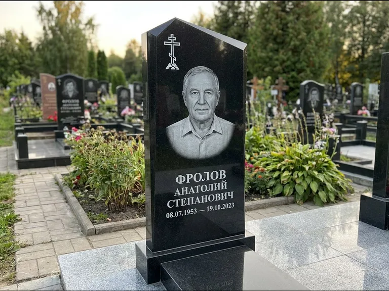 Памятник из чёрного гранита — стела со столиком и скамьёй с крестом на Голгофе, работа «Верещагин» в Магнитогорске