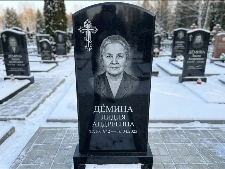 Памятник из чёрного гранита — стела домиком с крестом в лучах, работа «Селезнёва» в Магнитогорске