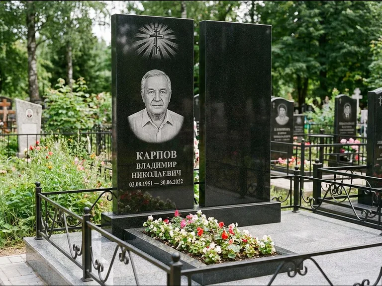 Памятник из чёрного гранита — ступенчатая стела с золочёным крестом, работа «Панкратов» в Магнитогорске