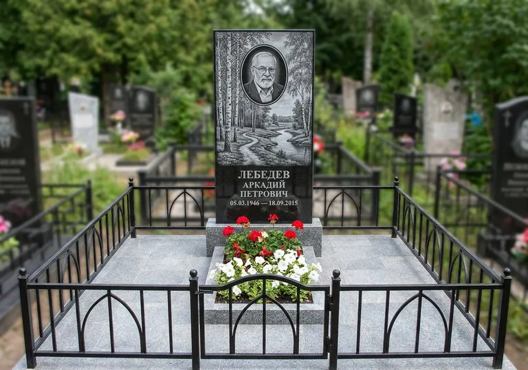Памятник с гравировкой берёзовой рощи, портретом и надписью в Магнитогорске