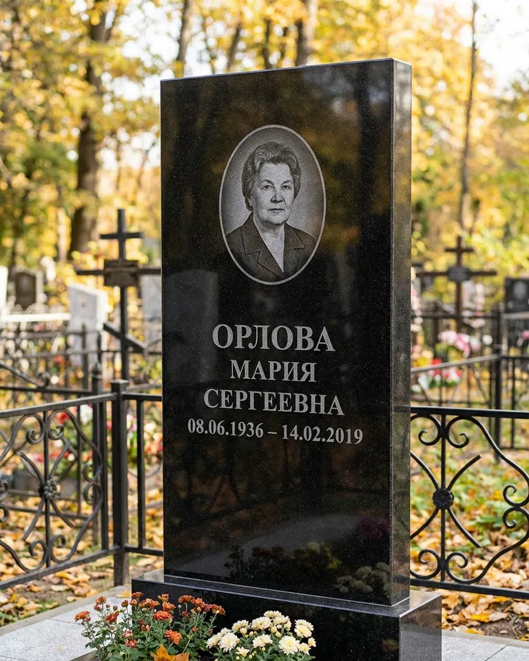 Вертикальный серый гранитный памятник под ключ, осень в Магнитогорске