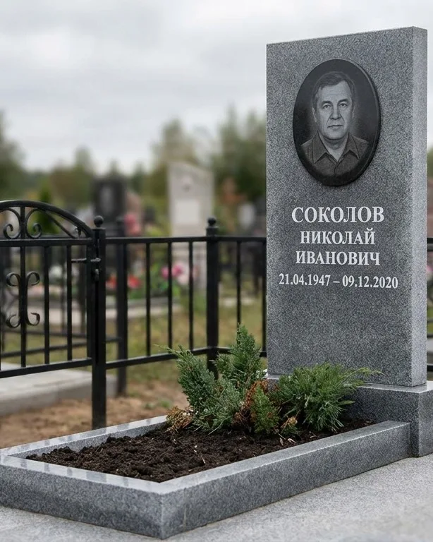 Чёрный памятник под ключ на гранитном цоколе в Магнитогорске