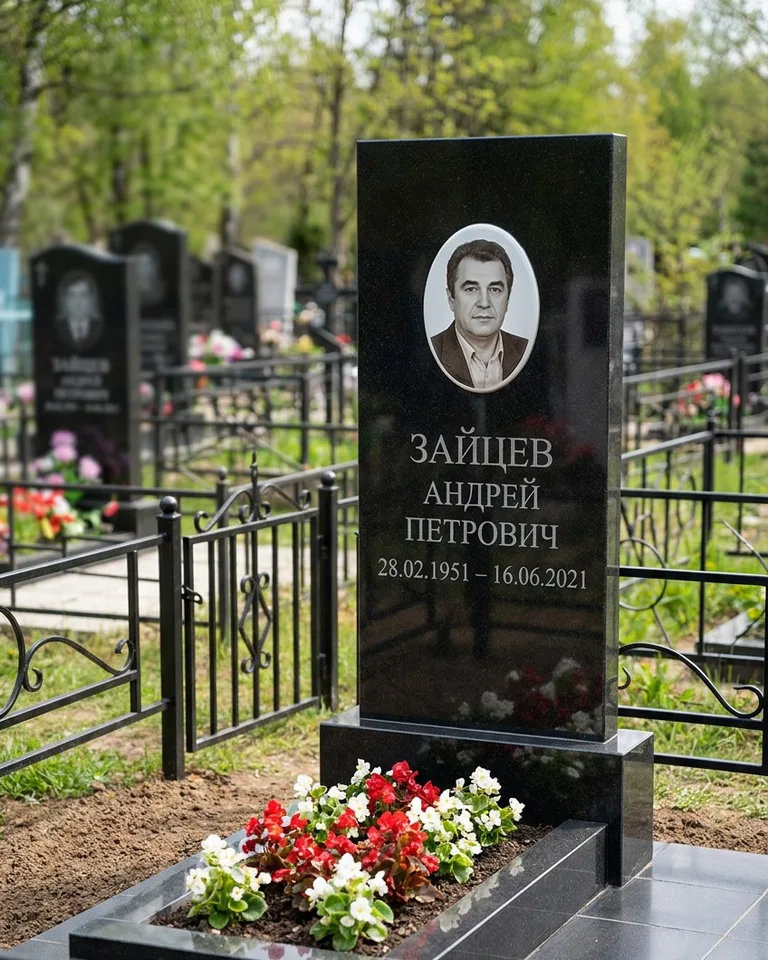 Памятник под ключ с гранитной вазой и цветами в Магнитогорске
