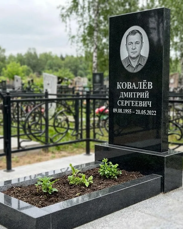 Горизонтальный серый памятник под ключ, осень в Магнитогорске