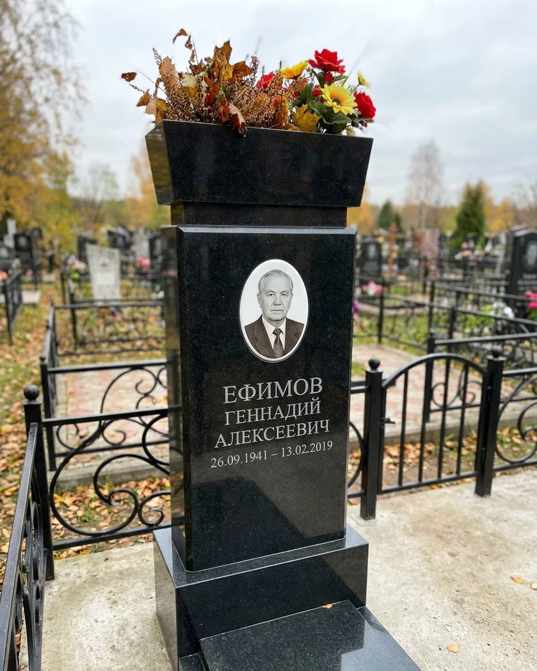 Двойной семейный памятник под ключ с портретами в Магнитогорске