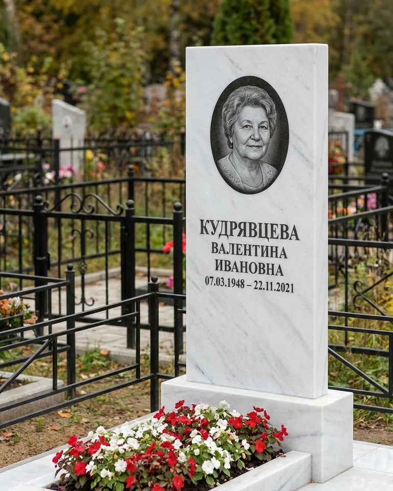 Двойной памятник под ключ с цоколем и плиткой в Магнитогорске