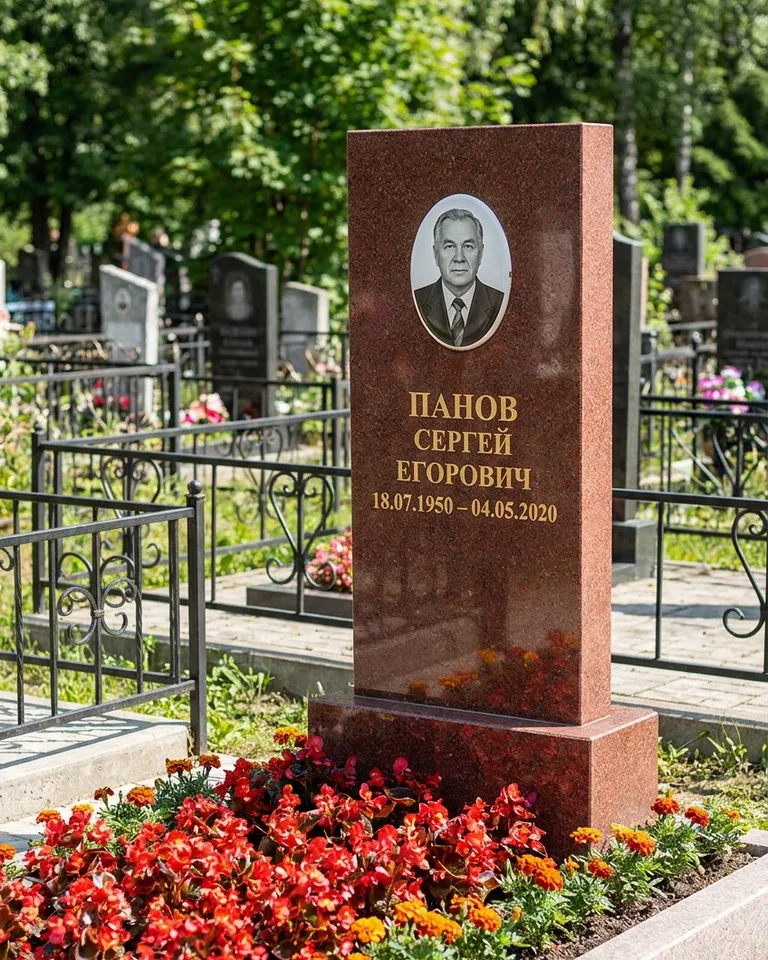 Двойной серый памятник под ключ с вазой в Магнитогорске