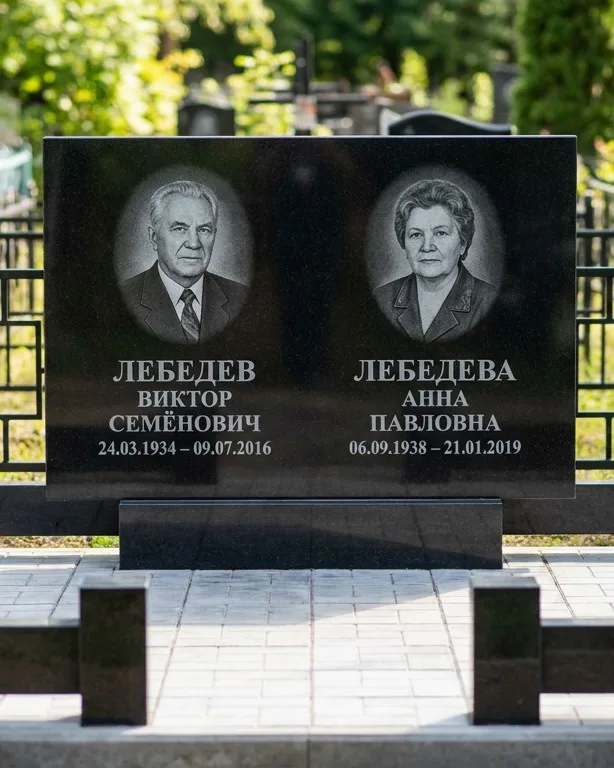 Памятник под ключ из красного гранита в Магнитогорске