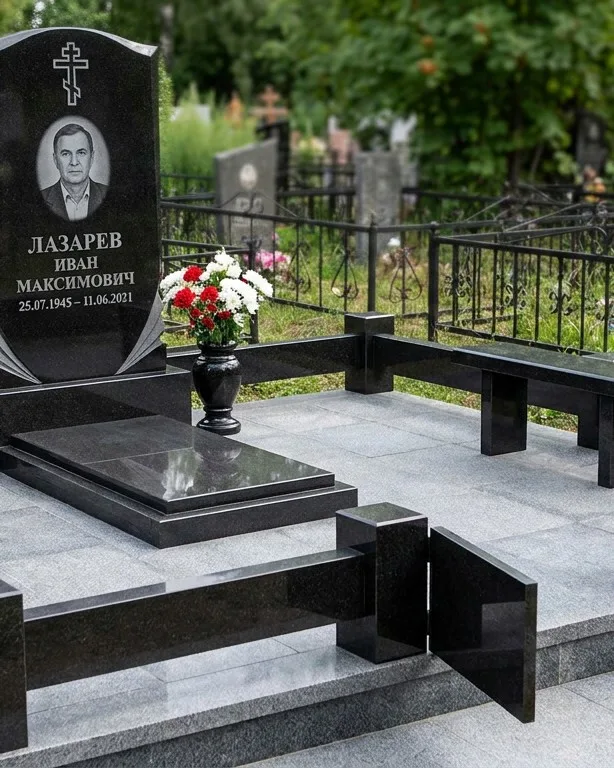 Памятник под ключ зимой с венком в Магнитогорске