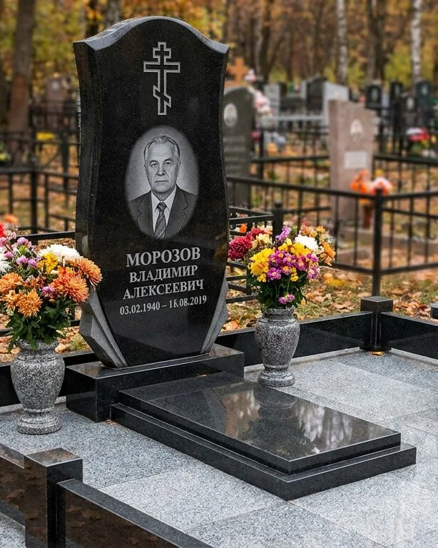Памятник под ключ со скамьёй и мощением в Магнитогорске