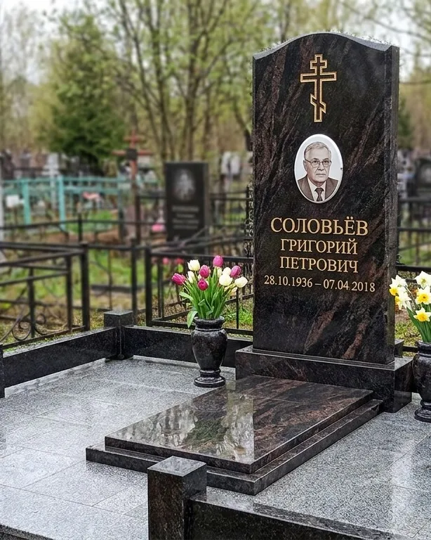 Памятник под ключ с гранитным цоколем и вазой, осень в Магнитогорске